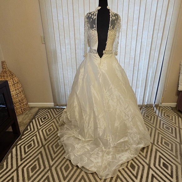 Stephen Yearick Ivory Lace Wedding Dress - Picture 3 of 9